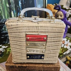 1960S DU-VAL WHITE WICKER LUCITE VINTAGE HANDBAG ROME LONDON PARIS MADE IN HONG